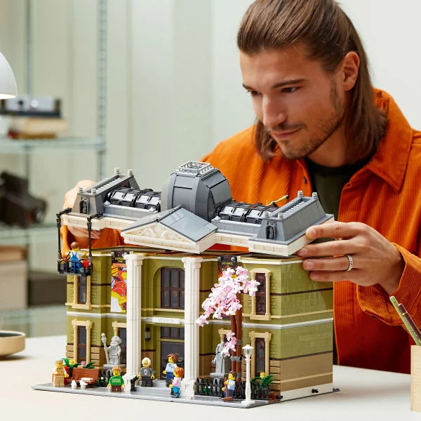 LEGO Icons Natural History Museum with Bonus LEGO Architecture New York City