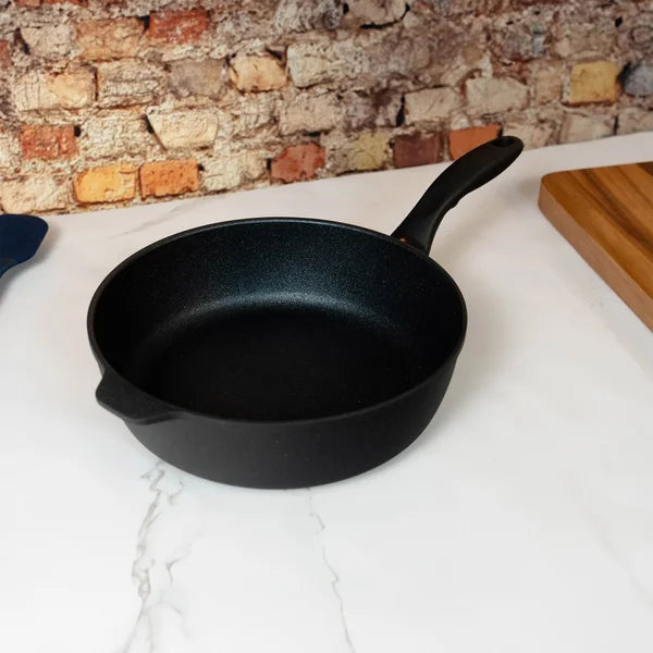XD Cast Aluminium Sauté Pan with Lid, 3.6 L (3.8 qt.) / 26 cm (10.25 in.)