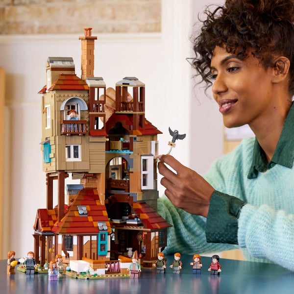 LEGO Harry Potter The Burrow – Collectors’ Edition, Weasley House Building Set with Bonus LEGO Harry Potter Hogwarts Castle: Flying Lessons