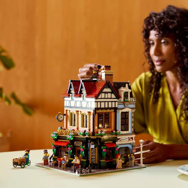 LEGO Icons Tudor Corner Building Kit with Bonus LEGO Architecture London