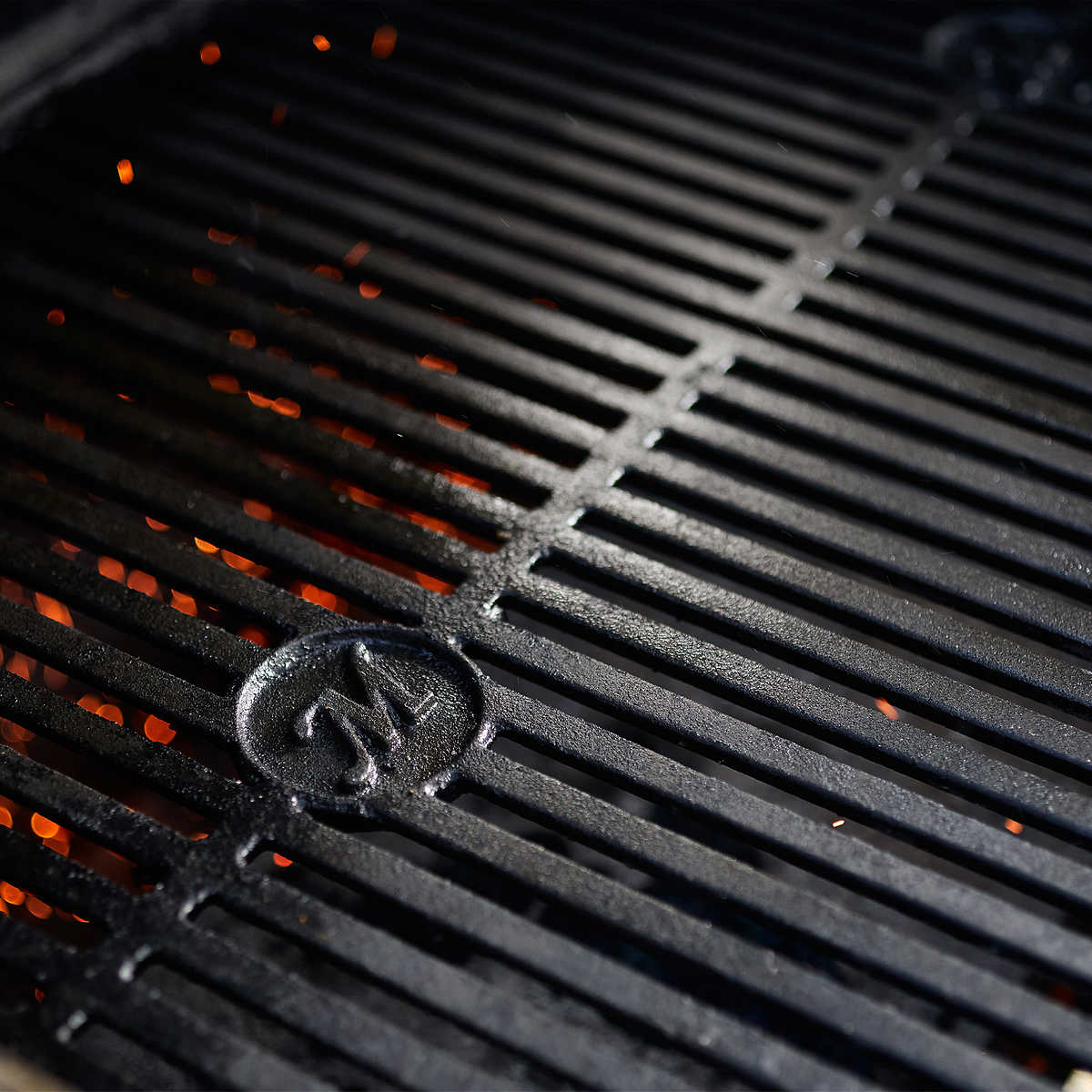 Gravity Series 900 Digital Charcoal BBQ & Smoker