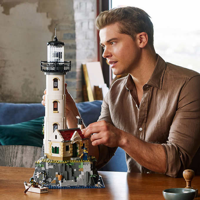 LEGO Ideas Motorized Lighthouse with Bonus LEGO Architecture London