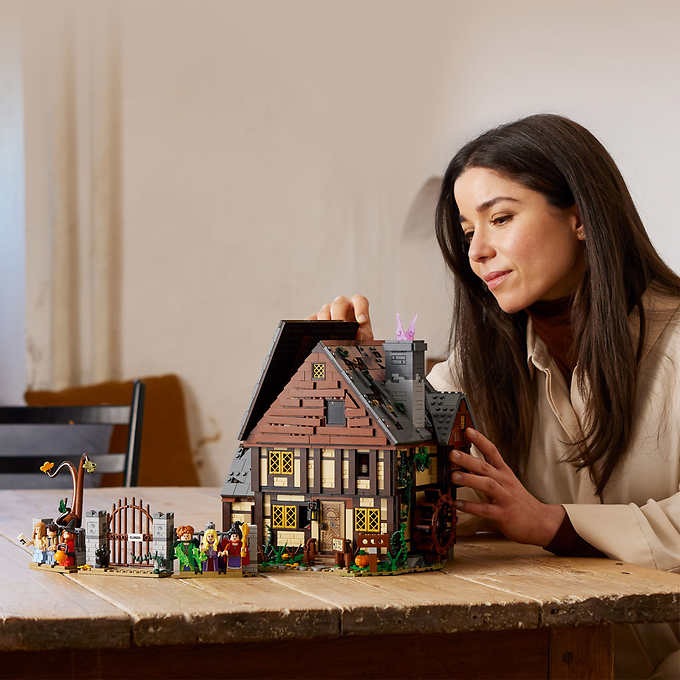 LEGO Ideas Disney Hocus Pocus: Sanderson Sisters' Enchanted Cottage